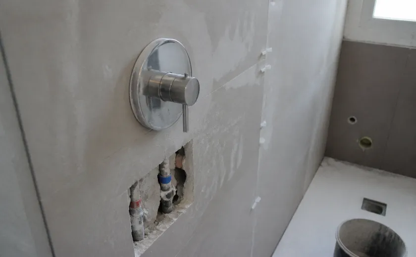 Instalación de fontanería en un baño en reforma en Murcia