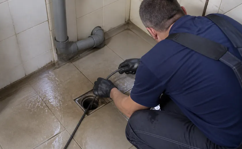 Desatasco de un desagüe de suelo en una vivienda de Murcia con sonda de fontanería